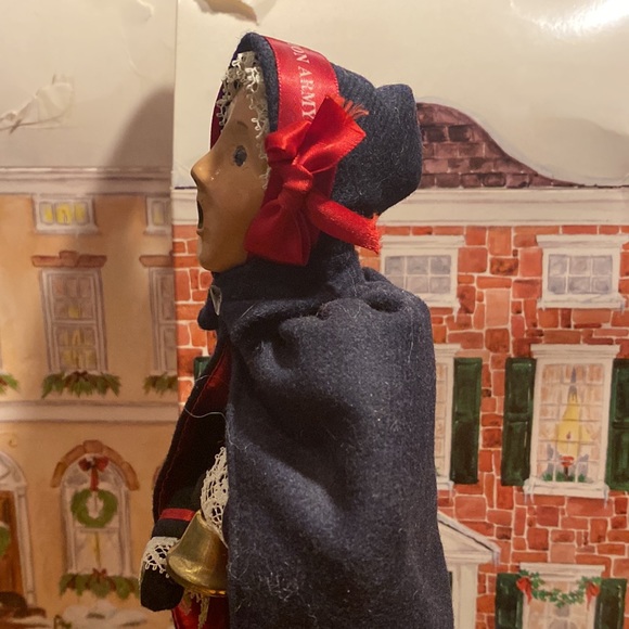 Byers’ Choice Ltd. Woman Bell Ringer With Kettle. - Picture 11 of 17